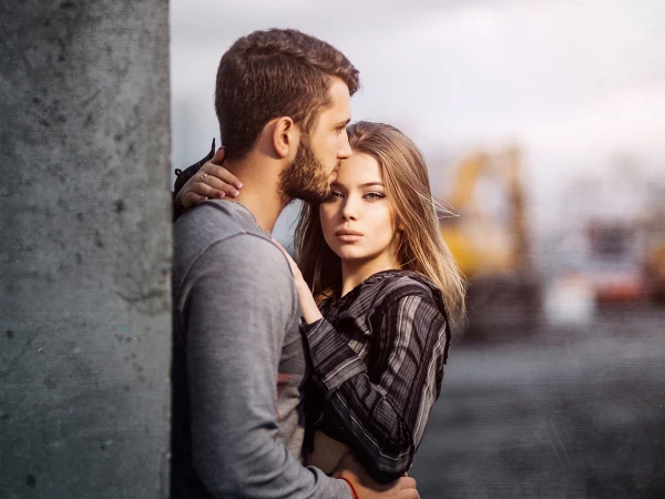 7 nemanāmu frāžu: kā atpazīt precētu vīrieti iepazīšanās laikā