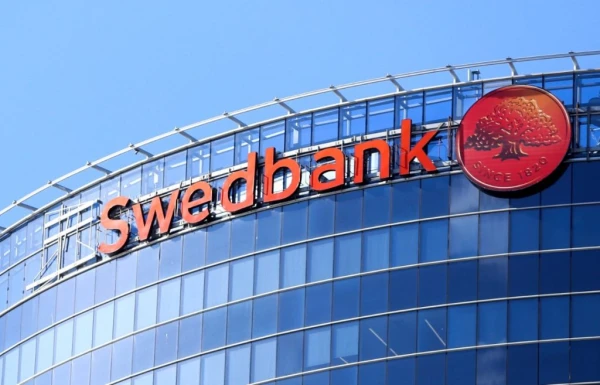 «Tas jau ir laupīšana!» Swedbank paziņojusi par jauniem maksājumiem Latvijas iedzīvotājiem
