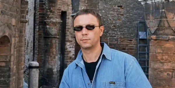 Писатель тщательно скрывает свою идентичность.