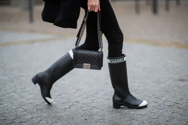 Rudens tendences: ar ko un kā valkāt gumijas zābakus