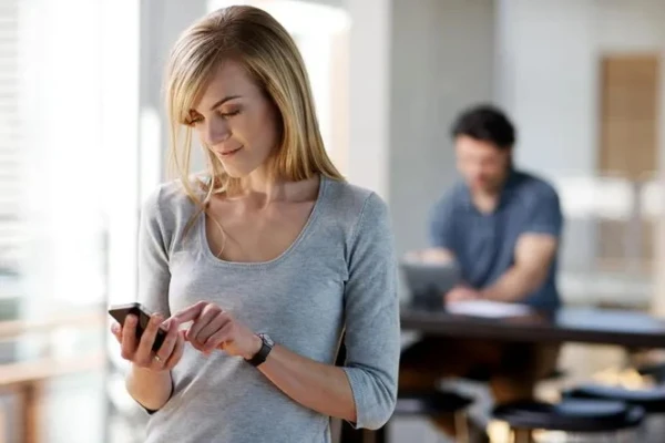 Kakls atklāj vecumu — īpaši, ja stundām ilgi esat telefonā. Ko darīt?