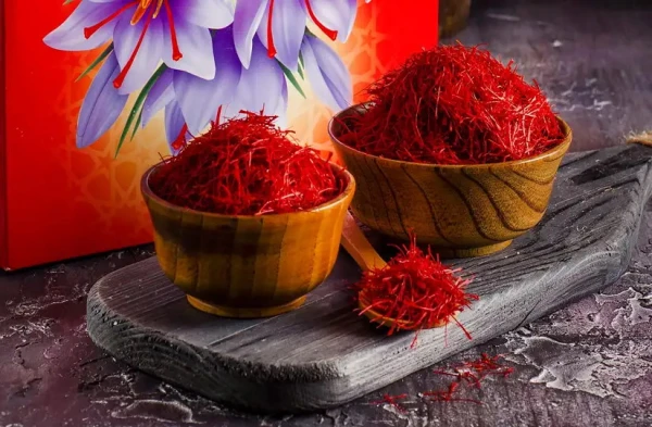 Sarkanas diegi un zelta uzlējums: ar ko pārsteidz šafranas tēja