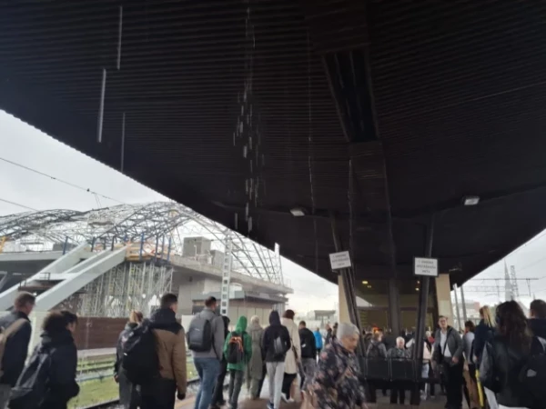 Vilcieni Rīgā jāpagaida burtiski zem dušas! - Paldies Rail Baltica