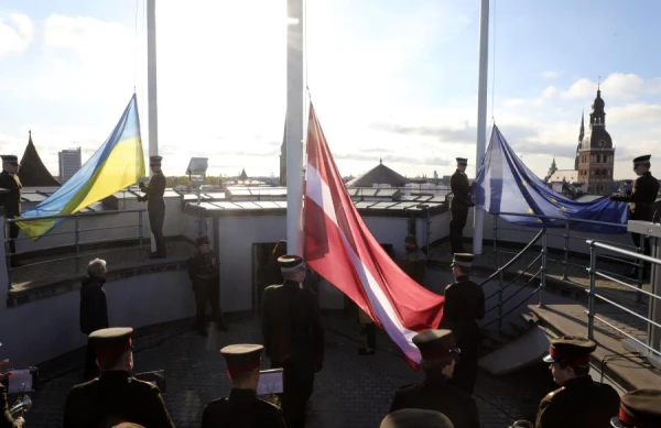 Par «pareizajiem» karogiem mastā latvieti sodīja ar 900 eiro