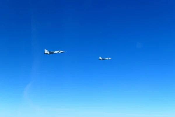 Pieci Krievijas iznīcinātāji tuvojās NATO gaisa telpai