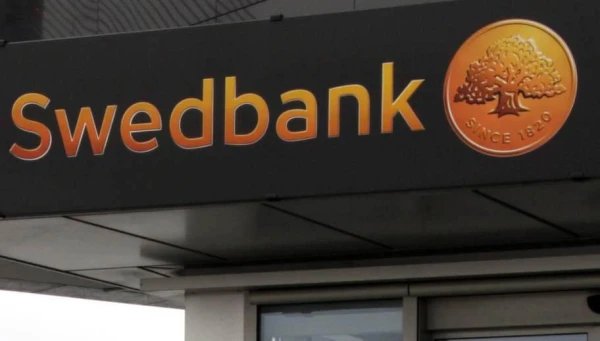 Nauda nepieciešama... Swedbank ir ieguvusi garšu un paaugstinājusi maksu par kredītkartēm