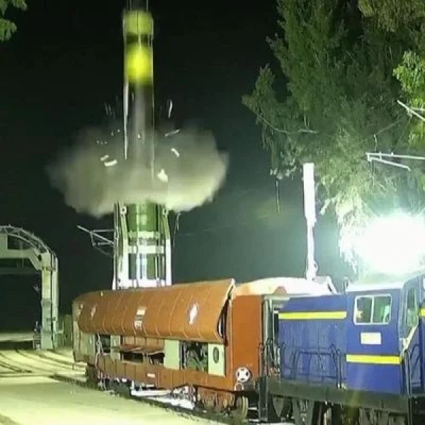 Indija pirmo reizi palaida ballistisko raķeti no vilciena