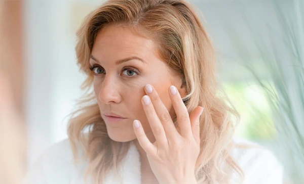 Kā risināt ādas problēmas uz sejas, kas rodas pēc 40 gadiem, ar uztura palīdzību