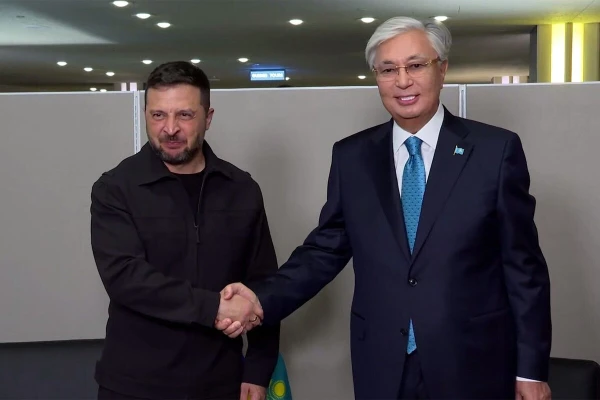 Bez krievu valodas! Tokajevs un Zelenskis nolēma sazināties angļu valodā