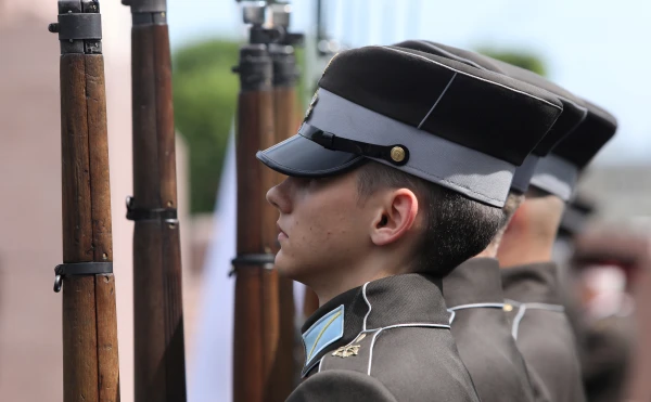 No šodienas pie Brīvības pieminekļa un Rīgas pils nebūs goda sardzes