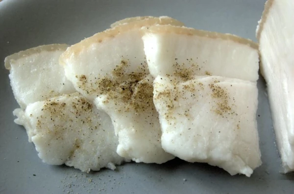 Ideālāka produkta nav: dietologs pastāstīja, kam jāēd speķis