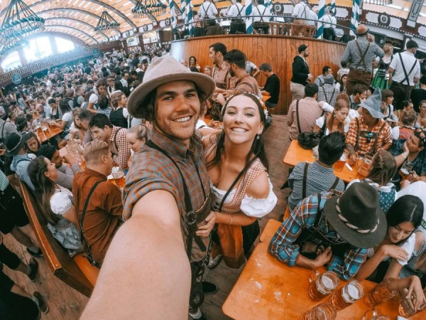 Policija pagaidu slēgusi ieeju Oktoberfestā pūļu dēļ