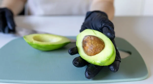 Kā notīrīt avokado dažu sekunžu laikā: visnegaidītākais veids