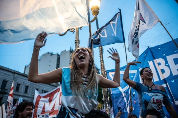 Argentīnā tūkstošiem cilvēku izgāja ielās pēc jauno meiteņu mocīšanas