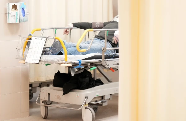 Māsu deficīts un pārslogotība apdraud veselības sistēmas ilgtspēju - slimnīcas direktore