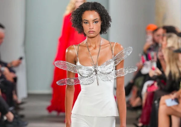 Spilgtums, slāņi un denims: kā Milanā atcerējās SS26 modes nedēļu