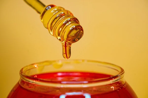 Iedzīvotājus brīdināja par medus bīstamību saaukstēšanās gadījumā