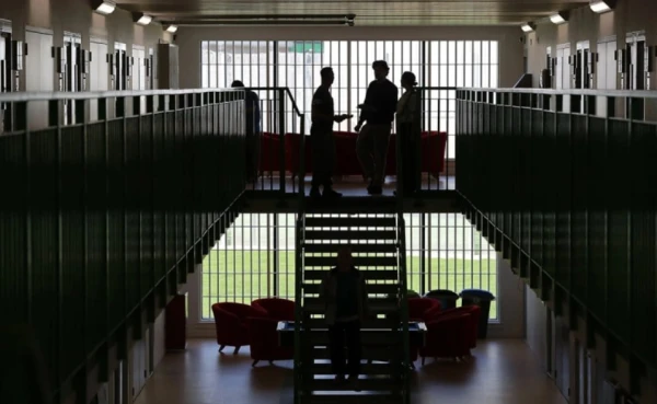 Lielbritānijā kļūdas dēļ no cietumiem izlaisti simti ieslodzīto