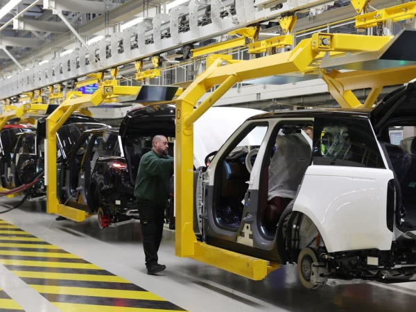 Jaguar Land Rover saņēma valsts garantijas 1,5 miljardu mārciņu apmērā kiberuzbrukuma dēļ
