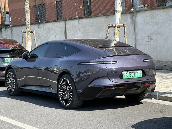 Ķīnieši iekaro Krievijas premium automobiļu tirgu