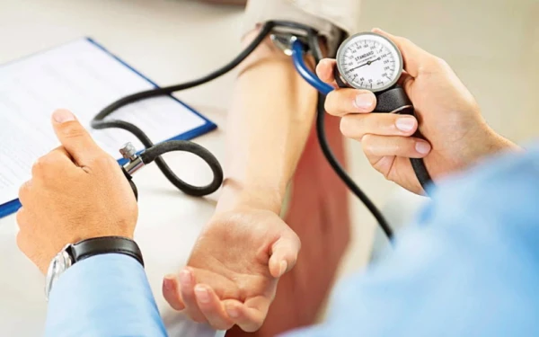 Samazināt spiedienu — vienkārši: rieksti, jogurts un vēl 3 padomi no kardiologiem