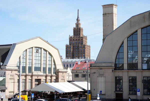 Aizdomās par kukuļņemšanu KNAB veic kratīšanu Rīgas Centrāltirgus administrācijas ēkā