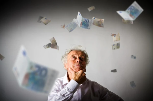 Kā paaugstināt pensijas Latvijā? Ekonomisti piedāvā nodokļu stimulus
