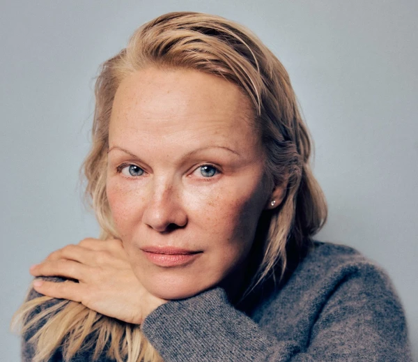 Pamela Anderson 57 gadu vecumā: radikāla tēla maiņa un jauna loma kino