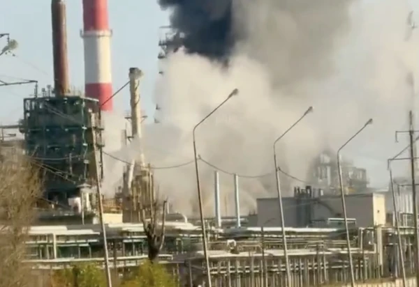 Jaroslavļā aizdegusies viena no Krievijas lielākajām naftas pārstrādes rūpnīcām