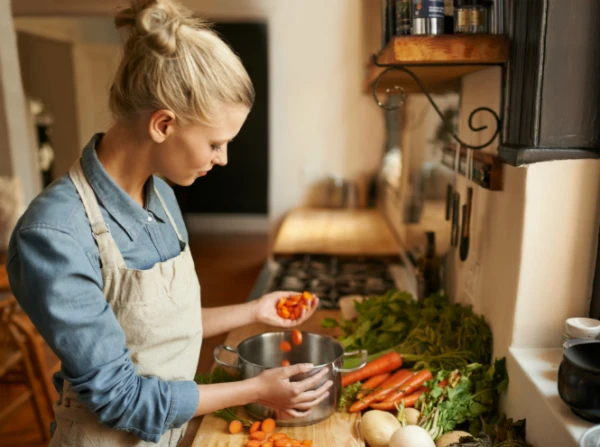 Vēlaties zaudēt svaru — gatavojiet ēdienu mājās!