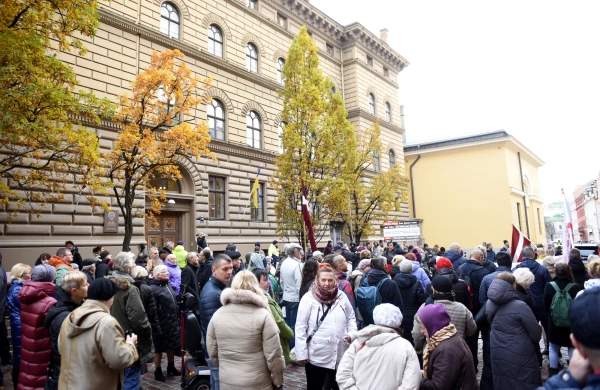 Šodien pie Saeimas notiks masveida protests. Pret ko protestēs?