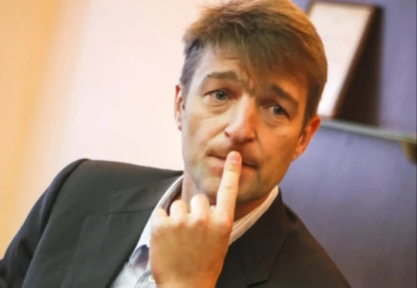 «Kirieški» un «Saulespuķu sēklas Babkiny» īpašnieks Krievijā atzīts par ekstrēmistu un viņam viss tika konfiscēts