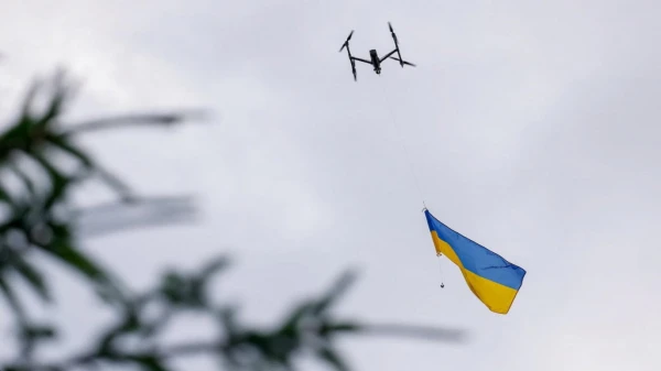 Дроны несут славу героям.