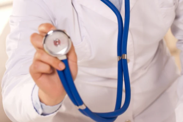 Veselības ministrija nav gatava paaugstināt mediķu algas