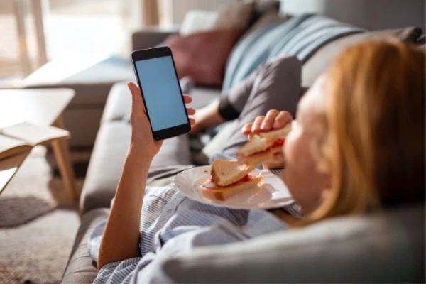 Gadžeti pret slaidumu: kāpēc mobilie ierīces noved pie liekā svara