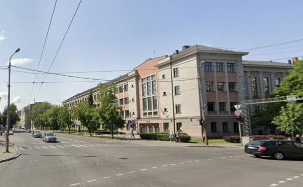 «Atmosfēra skolā ir laba» — 13. vidusskolas direktore noraida kritiku