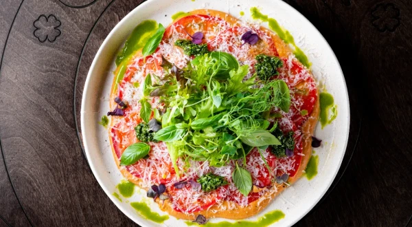 Rudens hīts: kā pagatavot tomātu karpačo ar parmezānu un pesto 5 minūtēs