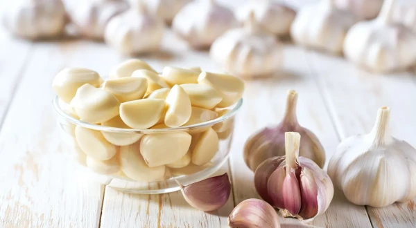 Kā notīrīt ķiplokus bez netīrām rokām: 3 vienkārši veidi, kurus vērts izmēģināt
