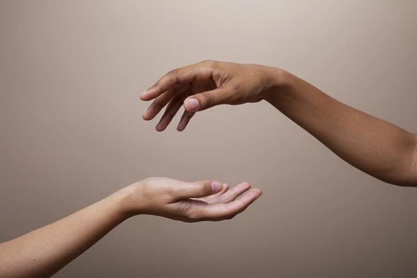 Ārsti brīdināja par roku simptomiem, kas liecina par aknu problēmām