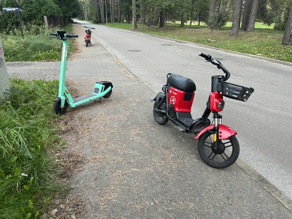По нынешним правилам взять самокат и скутер легко, бросить где угодно также легко - любому подростку...