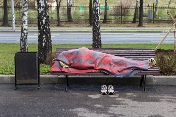 Kā cilvēkiem izdzīvot? Piektā daļa Latvijas iedzīvotāju dzīvo «vienā dienā»