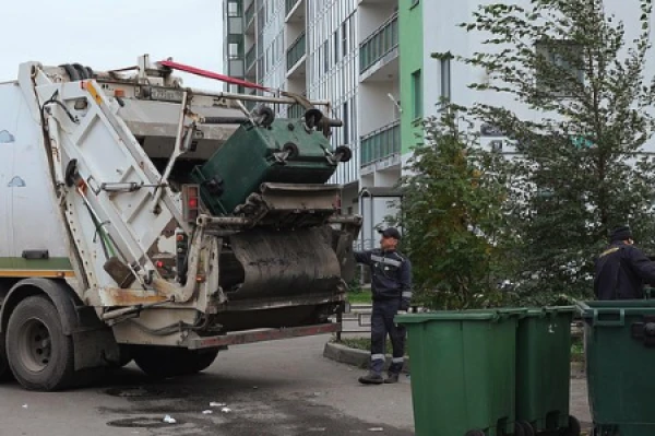 Atkritumu mašīna nosita līdz nāvei pusaudzi-samokatnieku Krievijas reģionā
