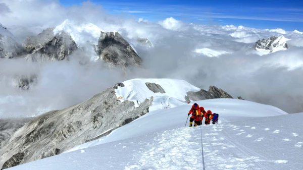 Aptuveni tūkstoš tūristu ir iesprostoti Everestā smagas snigšanas dēļ
