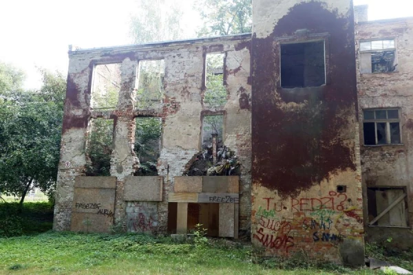 Desmitiem reģistrētu uzņēmumu drupās ir viens cilvēks