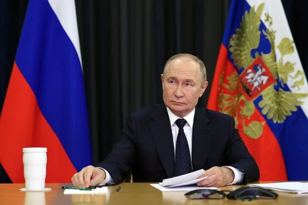 Pēkšņi: Areštovičs slavēja Putinu