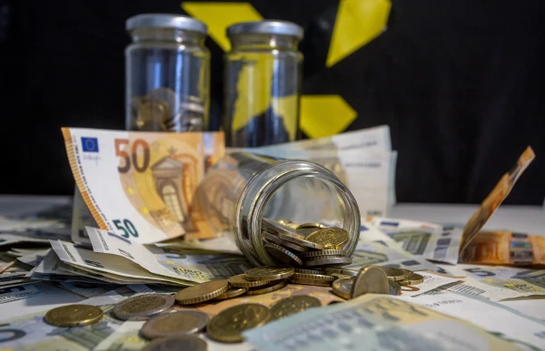 Valsts finansējums partijām: iesaldēt vai samazināt?