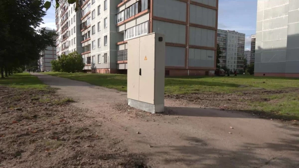 Gada šedevrs? Ziepniekkalnā ietves vidū uzstādīts elektroapgādes skapis