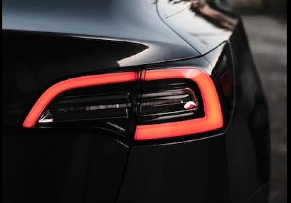 Iznākuši lētākie Tesla elektriskie automobiļi