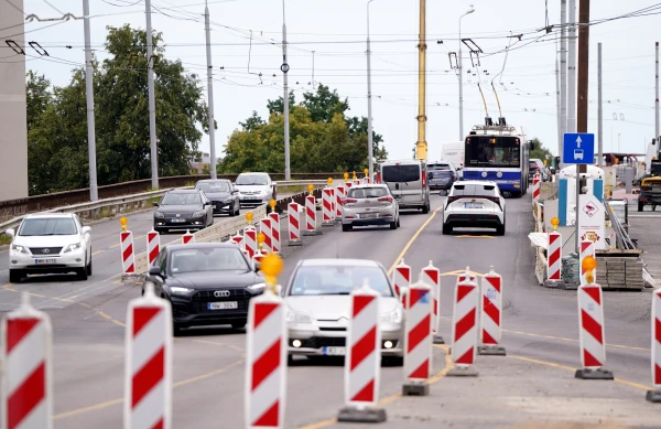 Rīgā pa Zemitāna tiltu no šodienas jābrauc citādi
