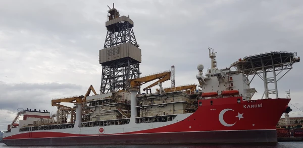 Корабль Kanuni ведет бурение газовых скважин.
